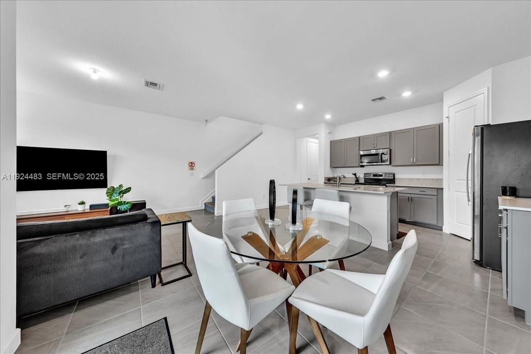 For Rent: $3,000 (3 beds, 2 baths, 1746 Square Feet)