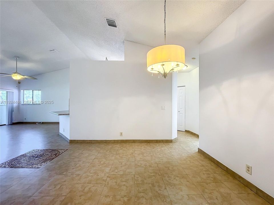 For Rent: $2,399 (2 beds, 2 baths, 996 Square Feet)