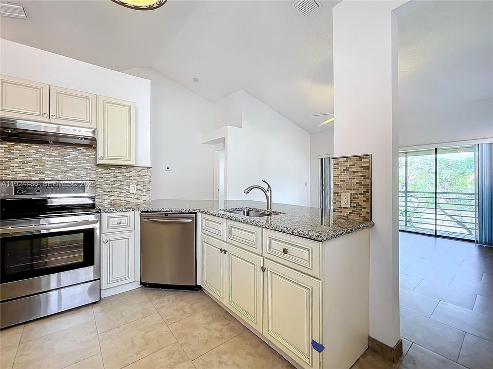 For Rent: $2,399 (2 beds, 2 baths, 996 Square Feet)