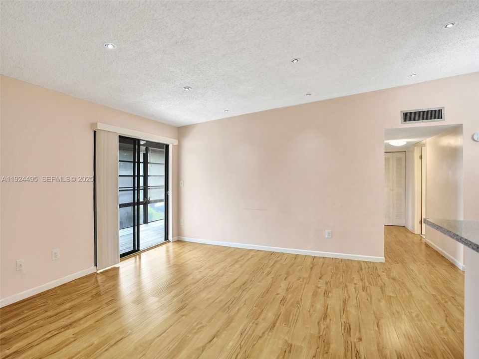 For Rent: $1,750 (2 beds, 2 baths, 827 Square Feet)