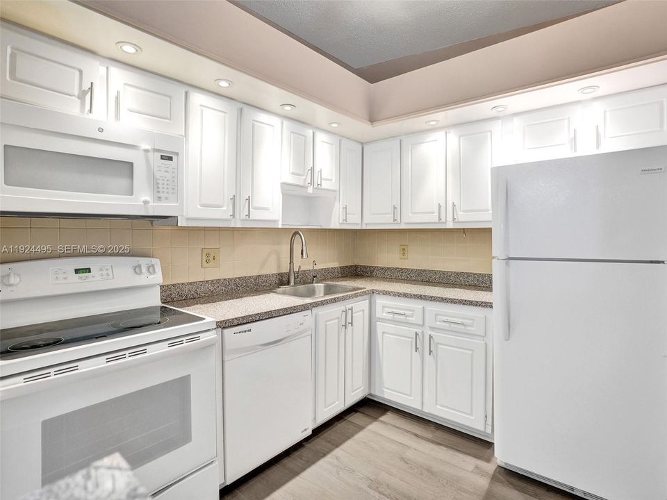 For Rent: $1,750 (2 beds, 2 baths, 827 Square Feet)