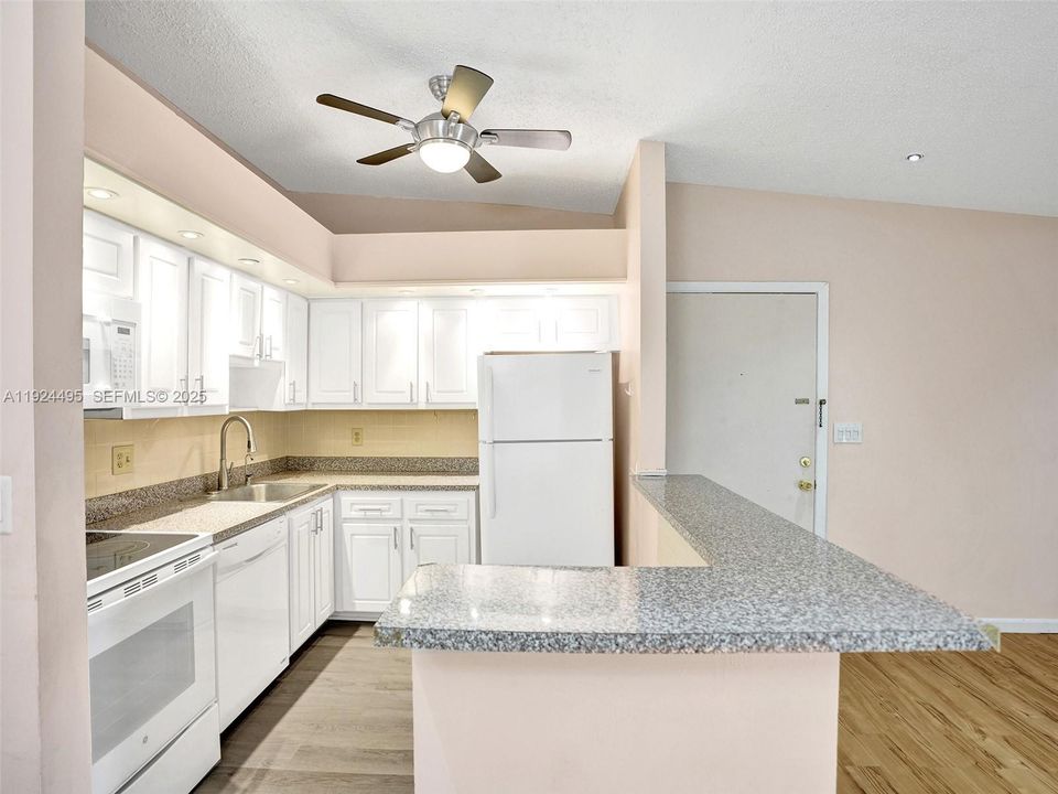 For Rent: $1,750 (2 beds, 2 baths, 827 Square Feet)