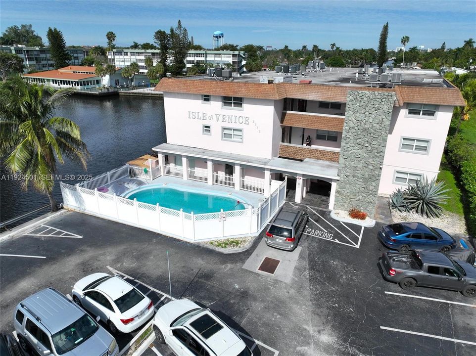 For Rent: $1,900 (2 beds, 1 baths, 816 Square Feet)