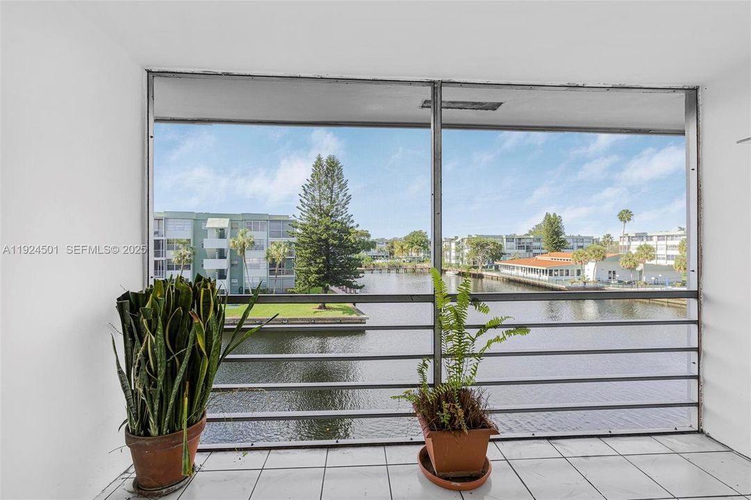 For Rent: $1,900 (2 beds, 1 baths, 816 Square Feet)