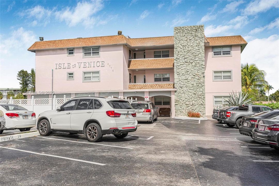 For Rent: $1,900 (2 beds, 1 baths, 816 Square Feet)