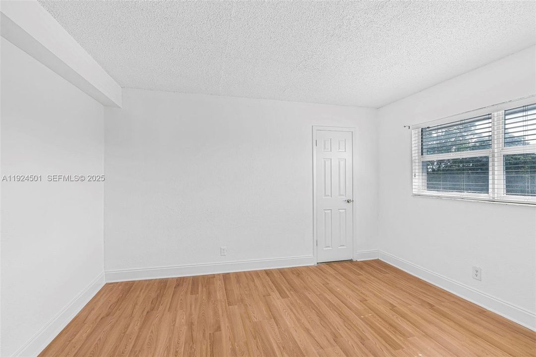 For Rent: $1,900 (2 beds, 1 baths, 816 Square Feet)