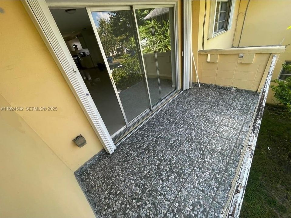 For Rent: $2,400 (2 beds, 2 baths, 750 Square Feet)