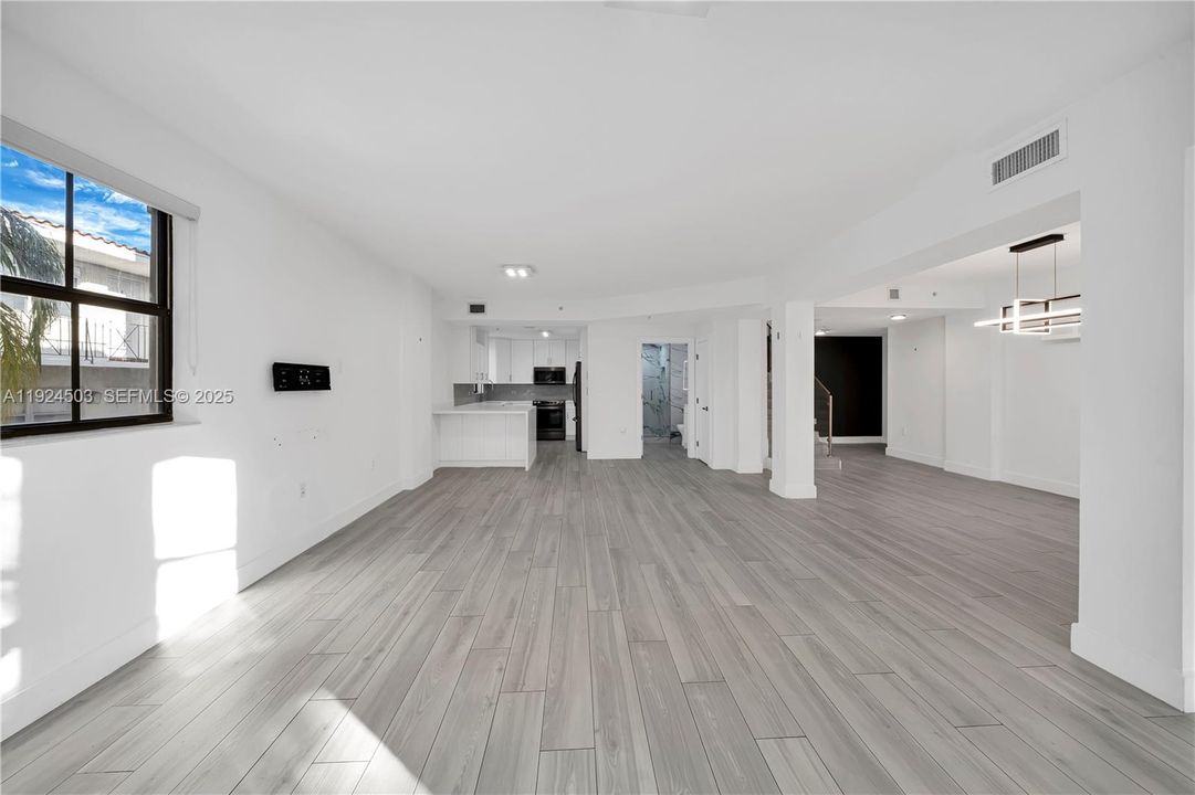 For Sale: $1,200,000 (2 beds, 3 baths, 1792 Square Feet)