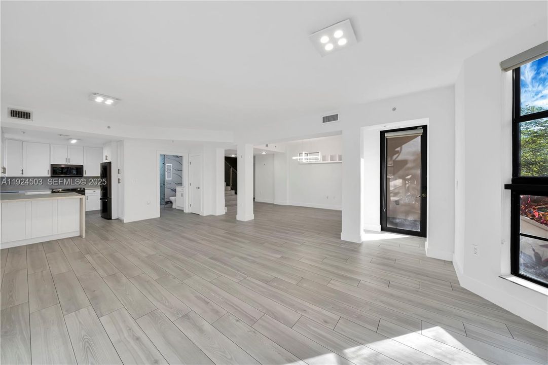 For Sale: $1,200,000 (2 beds, 3 baths, 1792 Square Feet)