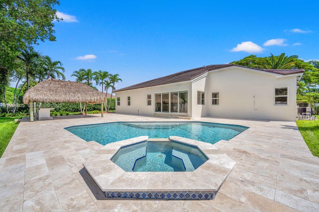 出租: $12,000 (5 贝兹, 3 浴室, 3360 平方英尺)