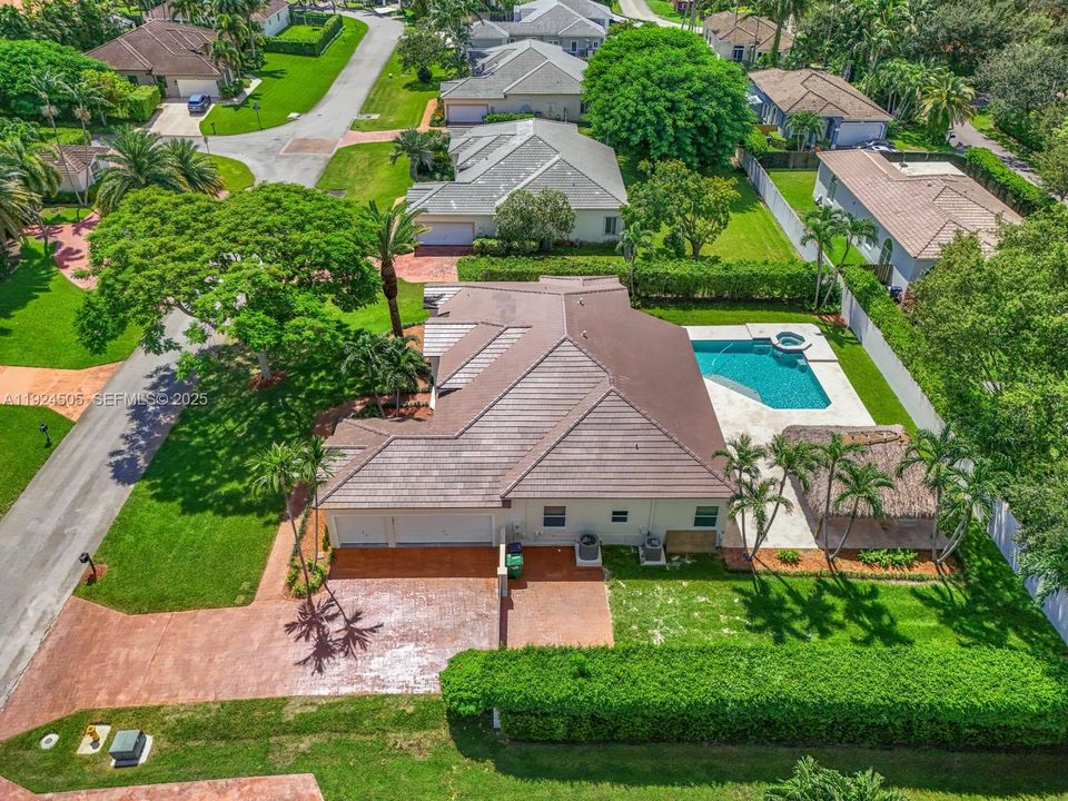 出租: $12,000 (5 贝兹, 3 浴室, 3360 平方英尺)