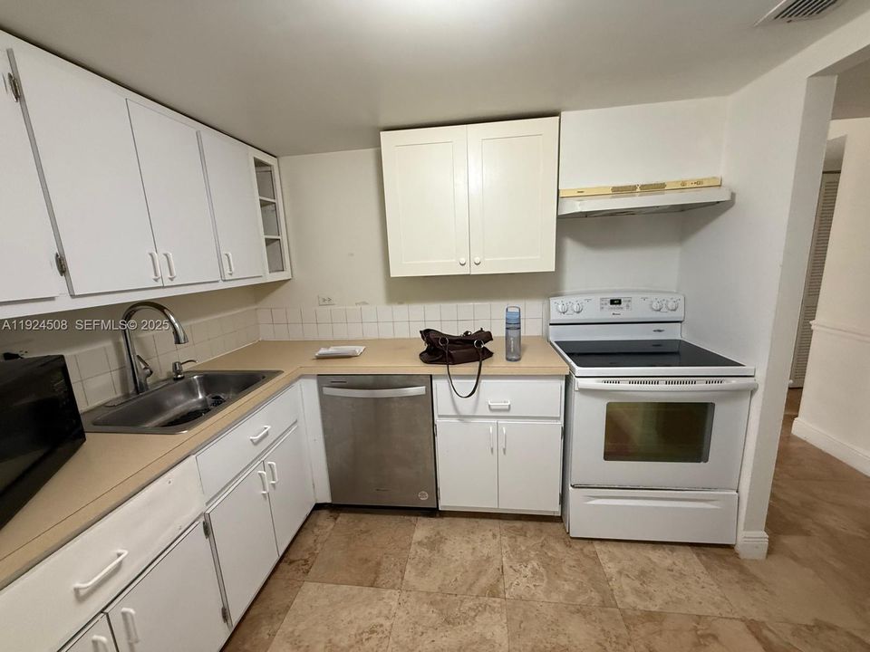 For Rent: $1,750 (1 beds, 1 baths, 780 Square Feet)
