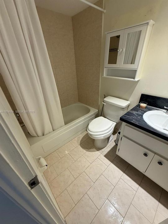 For Rent: $1,750 (1 beds, 1 baths, 780 Square Feet)