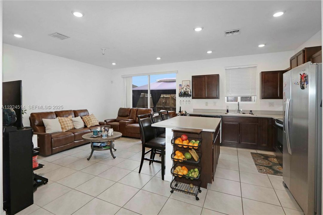 For Sale: $370,000 (4 beds, 3 baths, 1374 Square Feet)