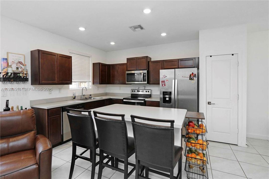 For Sale: $370,000 (4 beds, 3 baths, 1374 Square Feet)