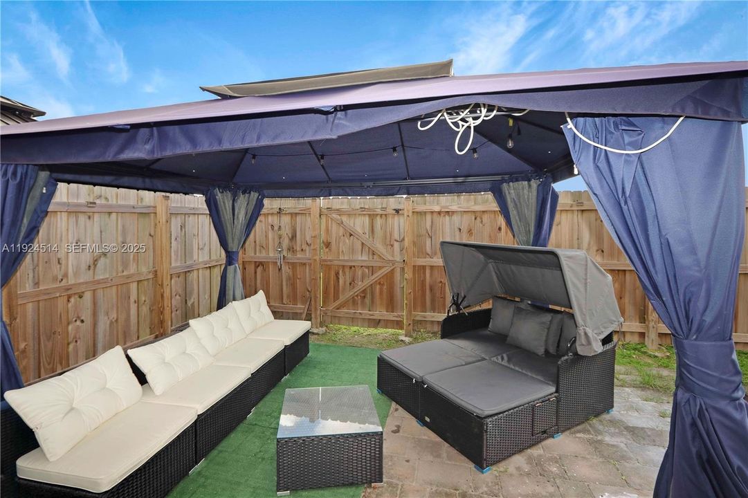 For Sale: $370,000 (4 beds, 3 baths, 1374 Square Feet)