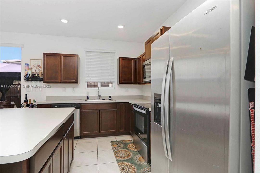 For Sale: $370,000 (4 beds, 3 baths, 1374 Square Feet)