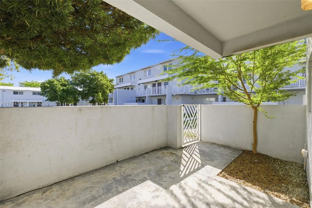 For Rent: $2,900 (4 beds, 1 baths, 1114 Square Feet)