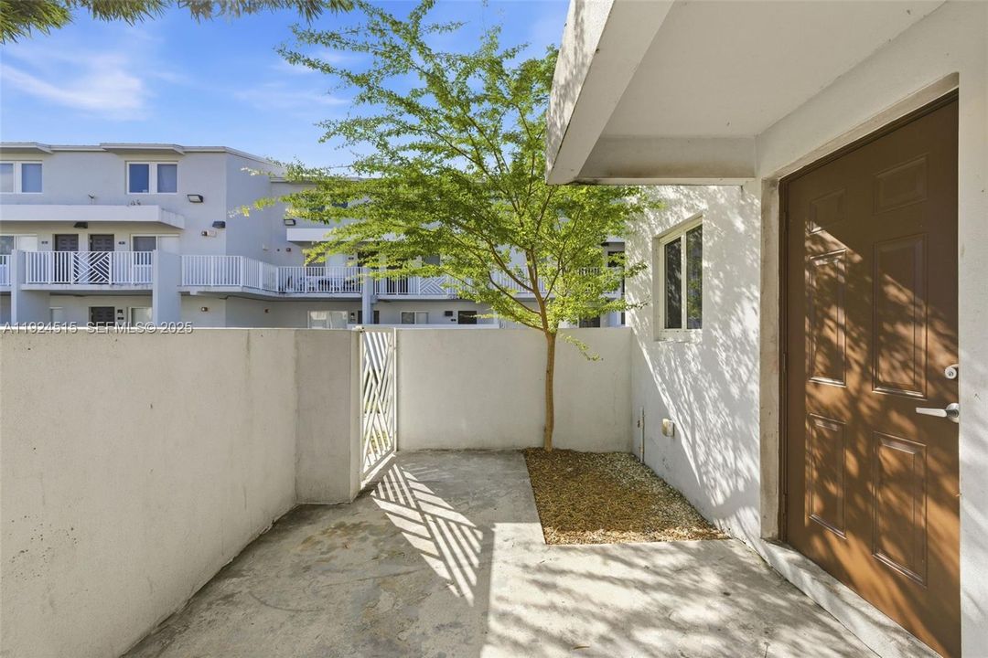 For Rent: $2,900 (4 beds, 1 baths, 1114 Square Feet)