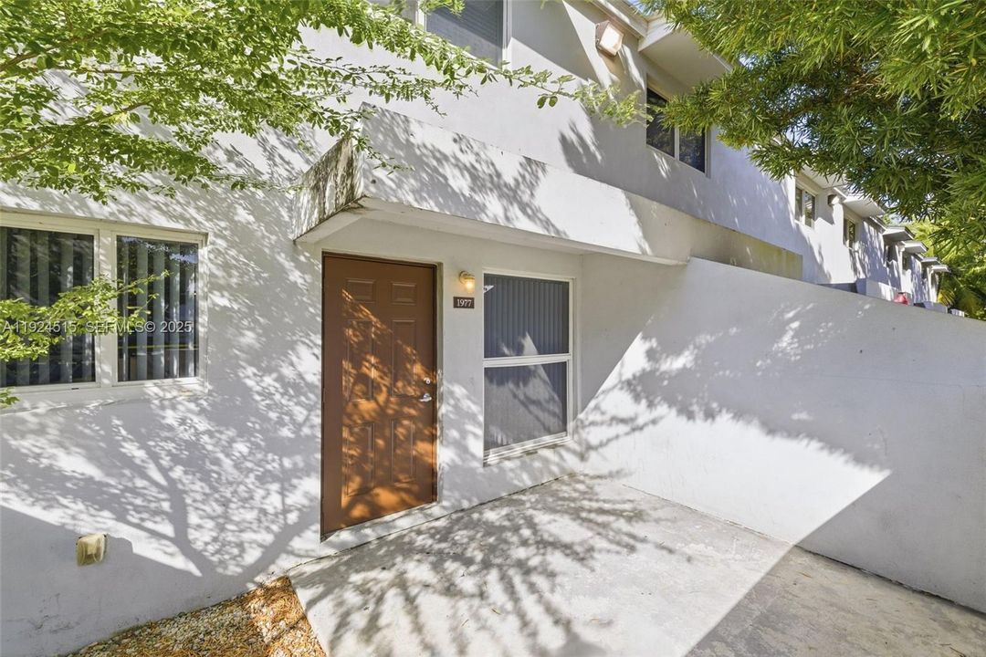 For Rent: $2,900 (4 beds, 1 baths, 1114 Square Feet)