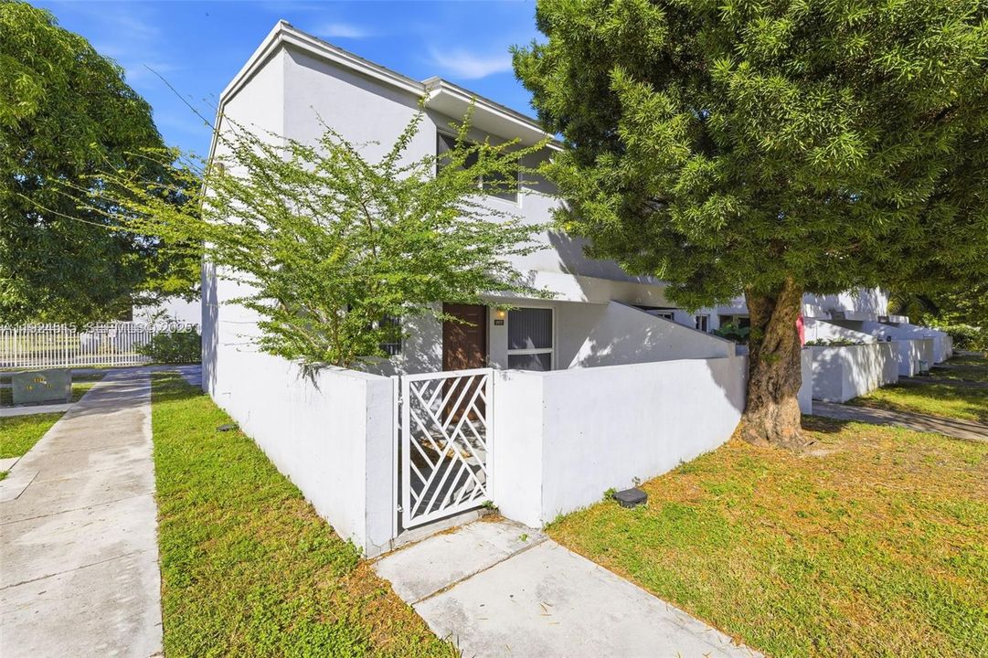 For Rent: $2,900 (4 beds, 1 baths, 1114 Square Feet)