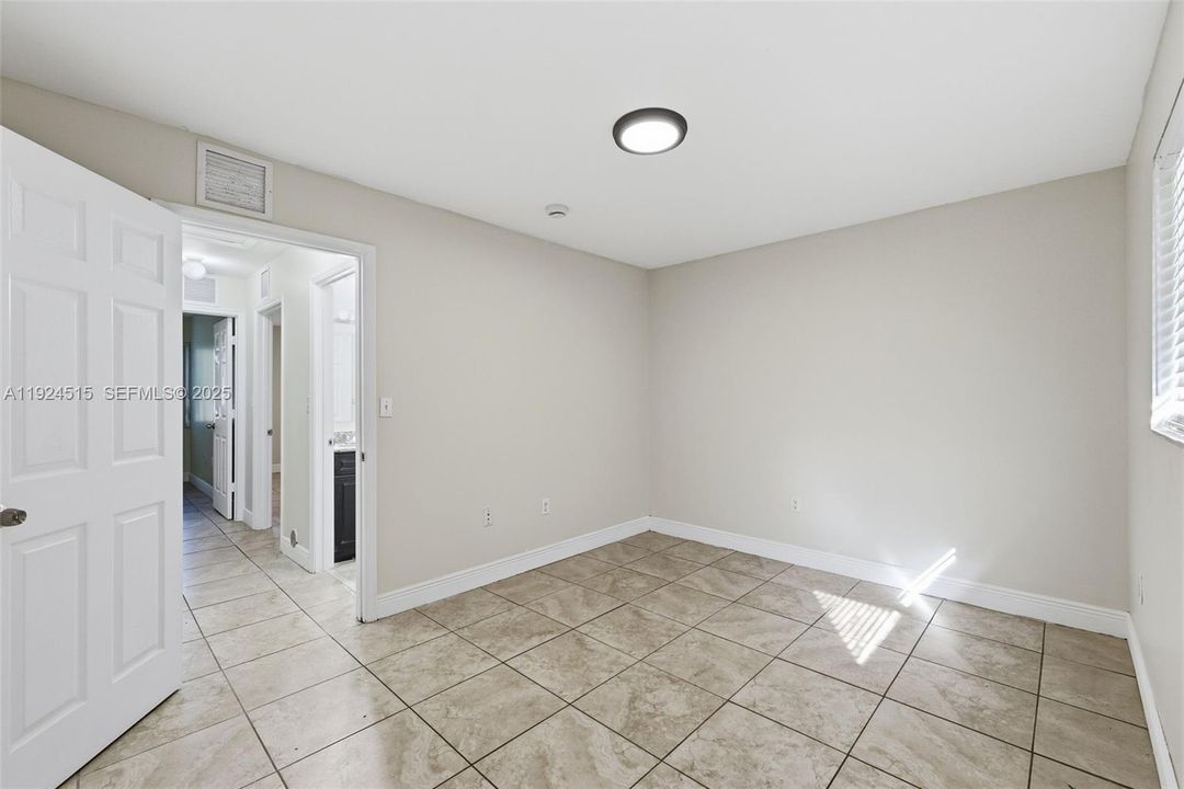 For Rent: $2,900 (4 beds, 1 baths, 1114 Square Feet)