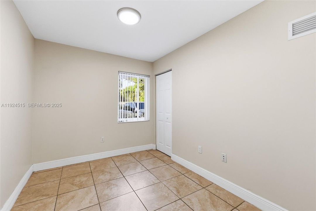 For Rent: $2,900 (4 beds, 1 baths, 1114 Square Feet)