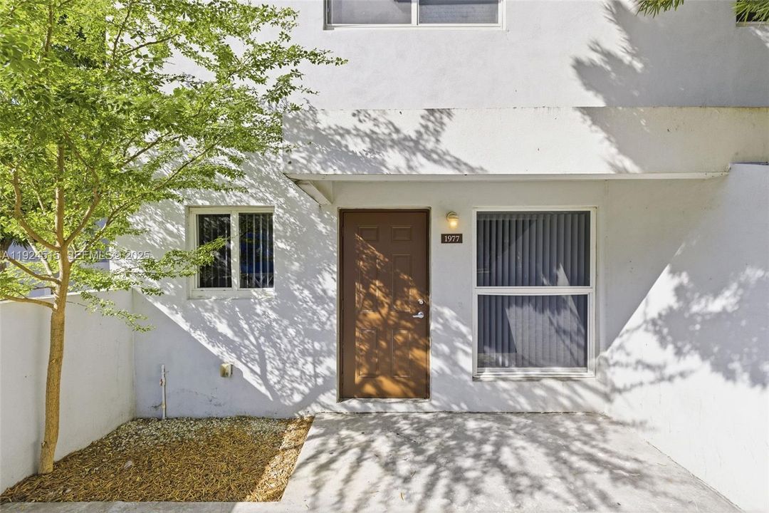 For Rent: $2,900 (4 beds, 1 baths, 1114 Square Feet)