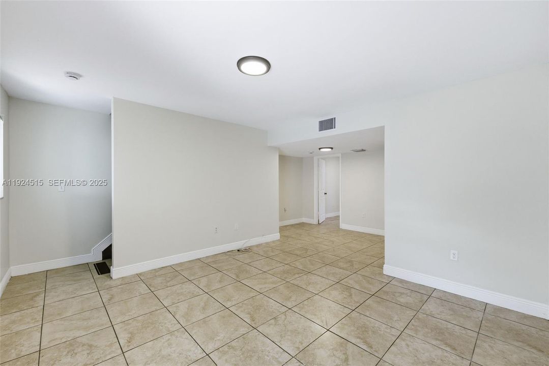 For Rent: $2,900 (4 beds, 1 baths, 1114 Square Feet)