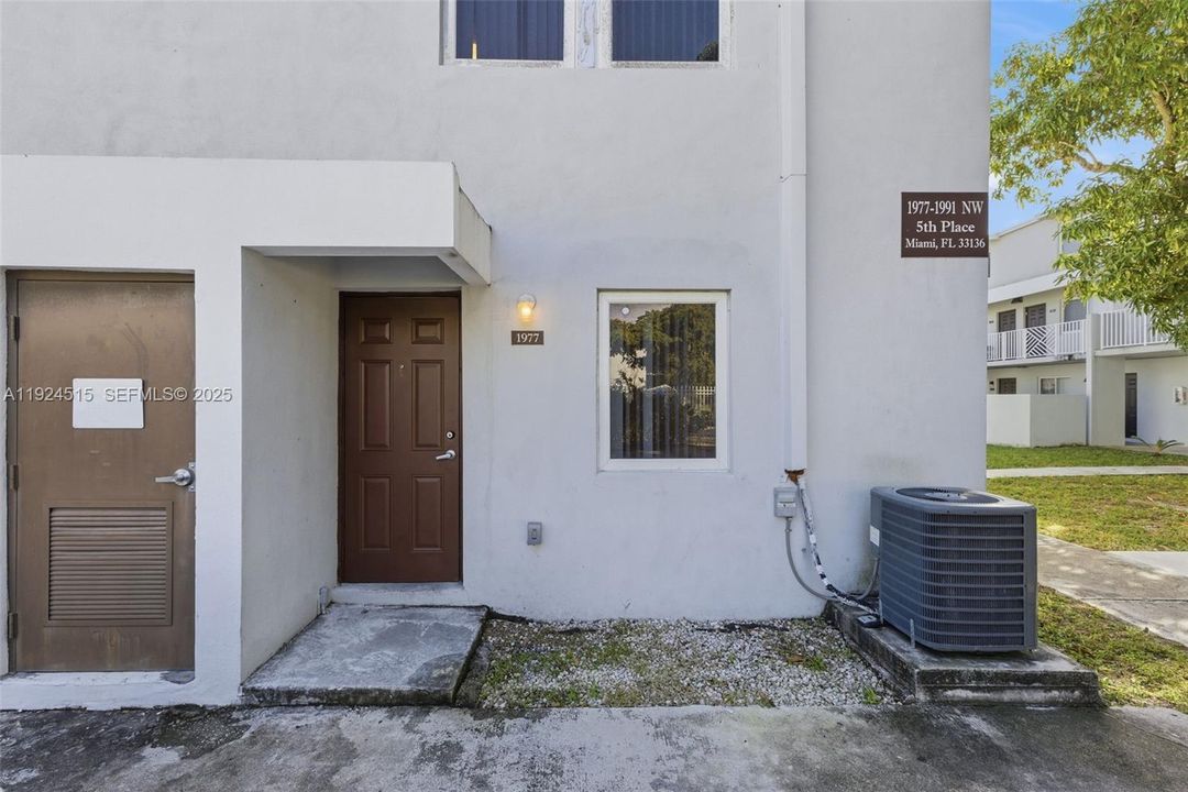 For Rent: $2,900 (4 beds, 1 baths, 1114 Square Feet)