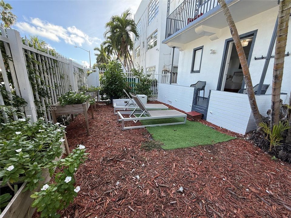 For Rent: $2,800 (2 beds, 1 baths, 650 Square Feet)