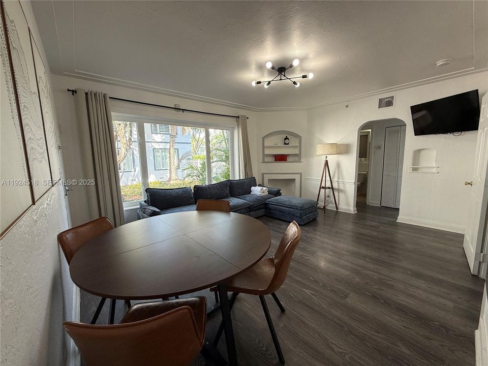 For Rent: $2,800 (2 beds, 1 baths, 650 Square Feet)