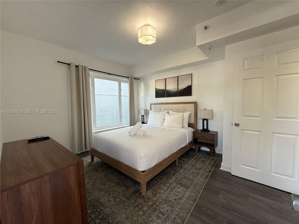 For Rent: $2,800 (2 beds, 1 baths, 650 Square Feet)