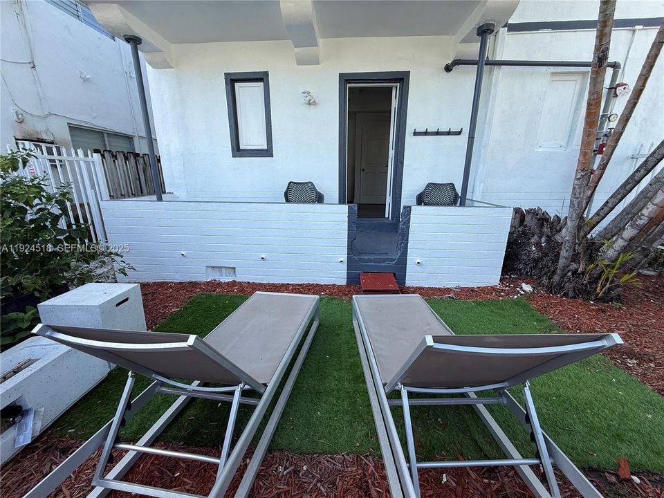 For Rent: $2,800 (2 beds, 1 baths, 650 Square Feet)