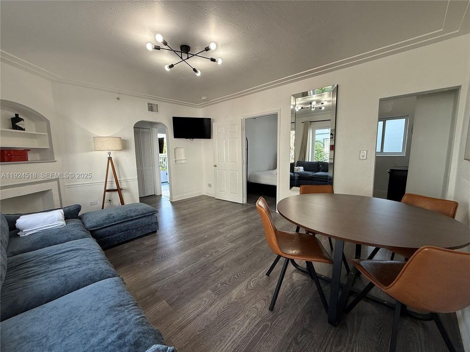 For Rent: $2,800 (2 beds, 1 baths, 650 Square Feet)