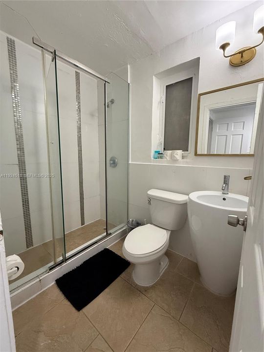 For Rent: $2,800 (2 beds, 1 baths, 650 Square Feet)