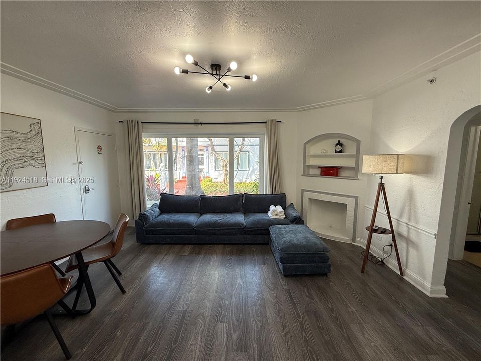 For Rent: $2,800 (2 beds, 1 baths, 650 Square Feet)