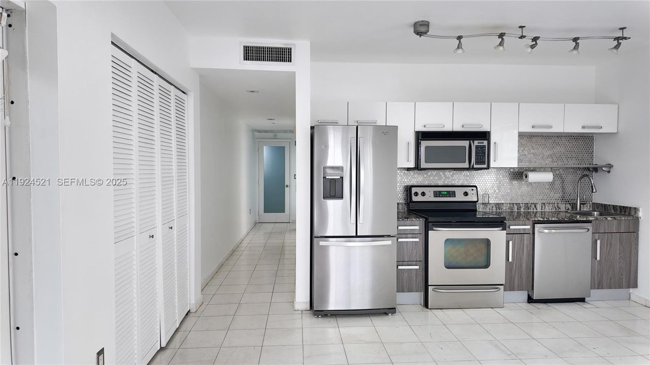 For Rent: $2,600 (2 beds, 1 baths, 652 Square Feet)