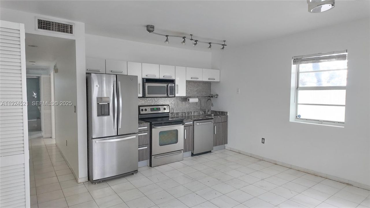 For Rent: $2,600 (2 beds, 1 baths, 652 Square Feet)