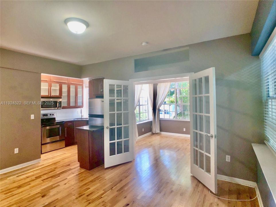 For Sale: $265,000 (2 beds, 1 baths, 613 Square Feet)