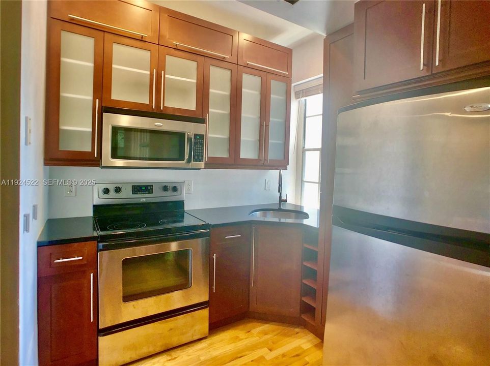 For Sale: $265,000 (2 beds, 1 baths, 613 Square Feet)
