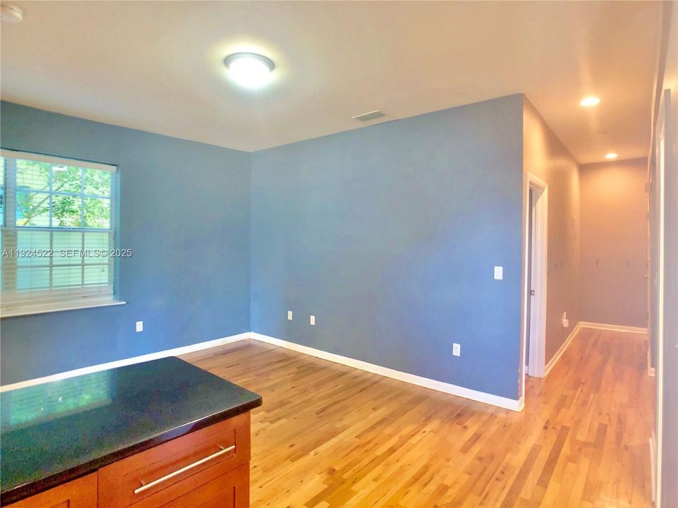 For Sale: $265,000 (2 beds, 1 baths, 613 Square Feet)