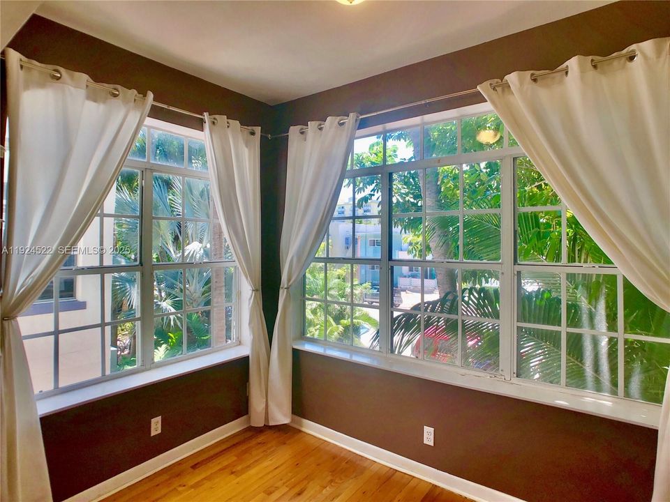 For Sale: $265,000 (2 beds, 1 baths, 613 Square Feet)