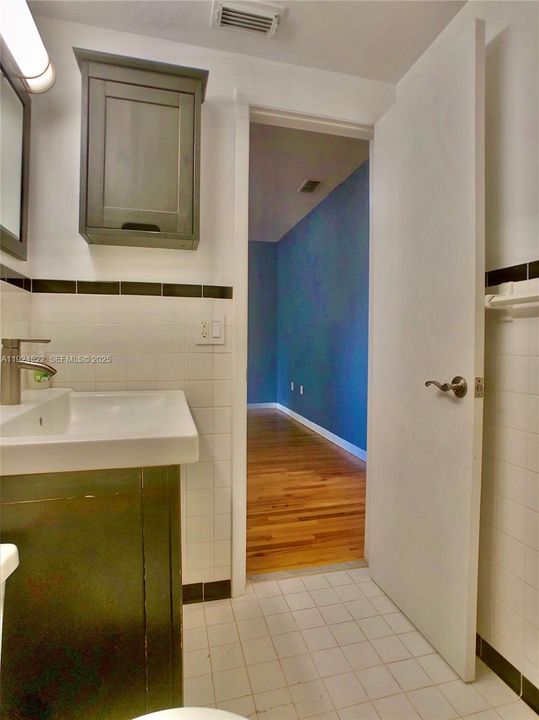 For Sale: $265,000 (2 beds, 1 baths, 613 Square Feet)