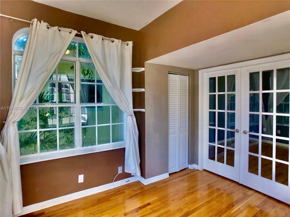 For Sale: $265,000 (2 beds, 1 baths, 613 Square Feet)