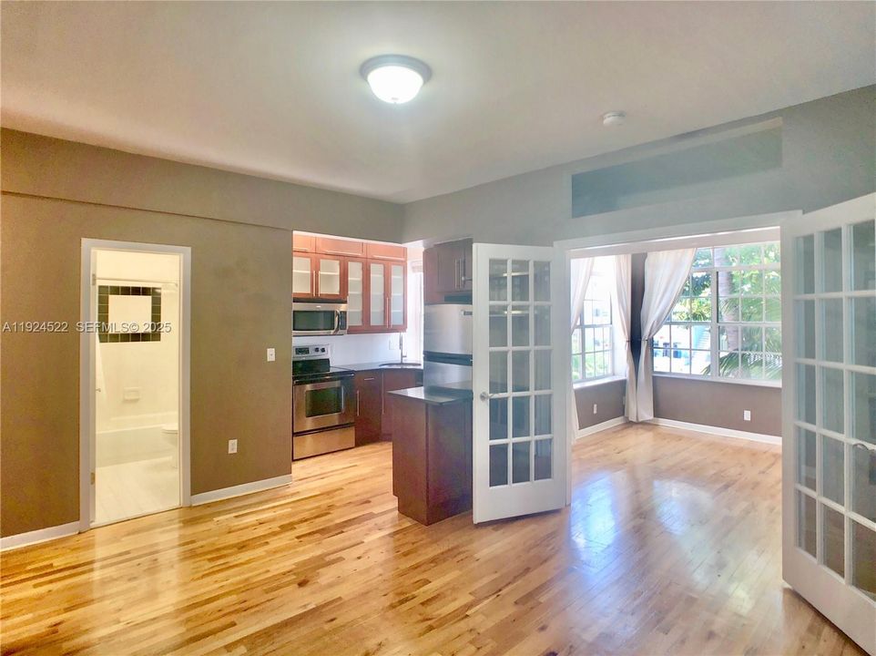 For Sale: $265,000 (2 beds, 1 baths, 613 Square Feet)