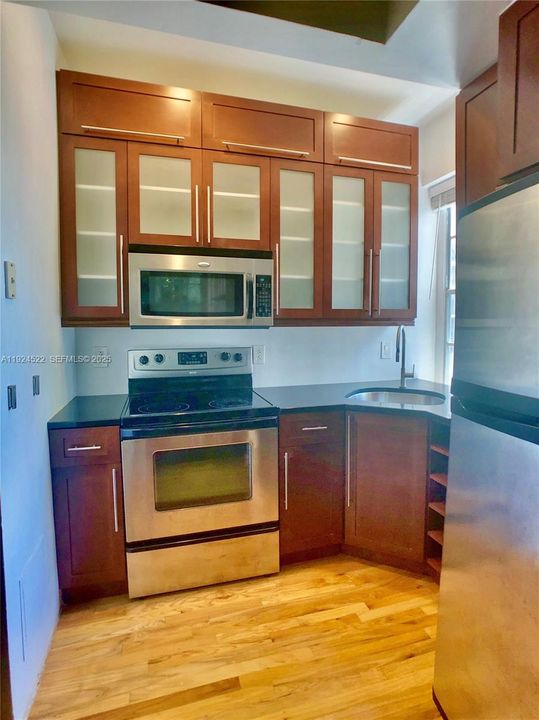 For Sale: $265,000 (2 beds, 1 baths, 613 Square Feet)