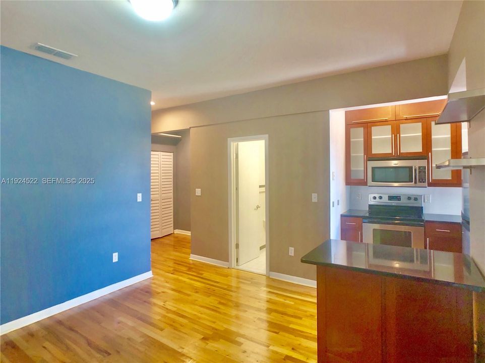 For Sale: $265,000 (2 beds, 1 baths, 613 Square Feet)