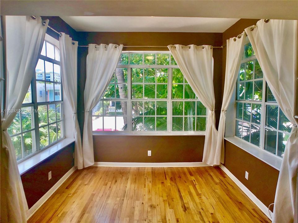 For Sale: $265,000 (2 beds, 1 baths, 613 Square Feet)