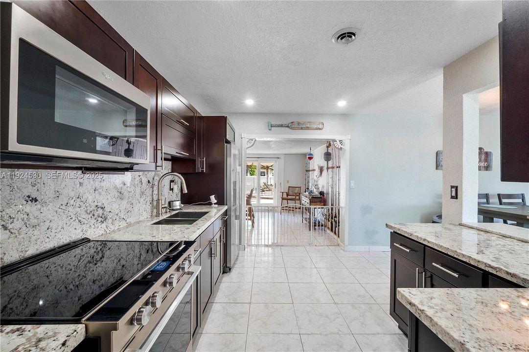 На продажу: $740,000 (3 спален, 2 ванн, 1688 Квадратных фут)